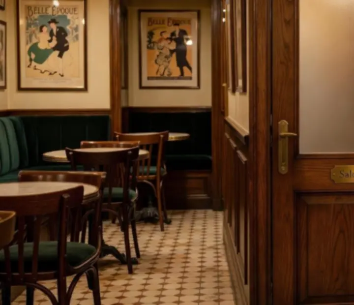 Entrée chaleureuse du lounge de cartes en soirée au bistro Guidefrance24